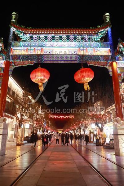 北京前门大街流光溢彩迎春节-人民图片网