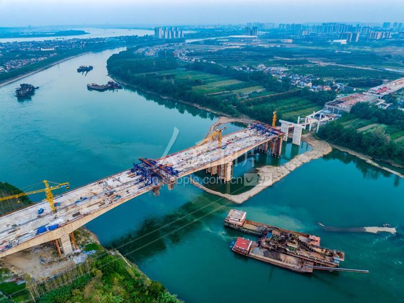 湖北宜都:清江三桥左幅中跨段顺利合龙