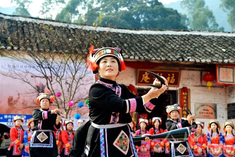 广西钟山:欢腾瑶族朝踏节-人民图片网