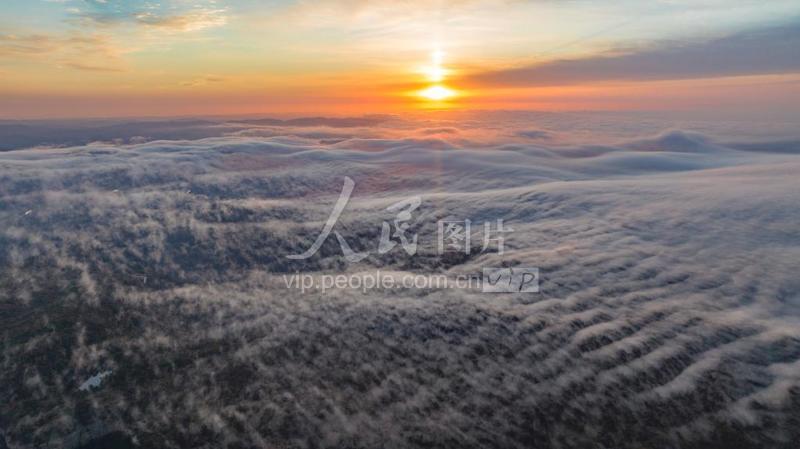 湖北远安:太平顶出现云瀑景观-人民图片网