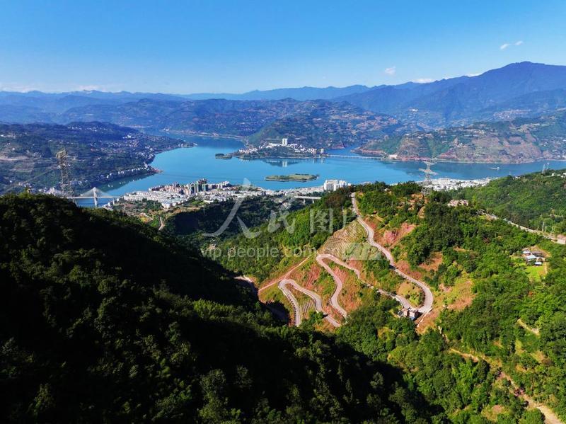 云南绥江:致富公路风光美-人民图片网