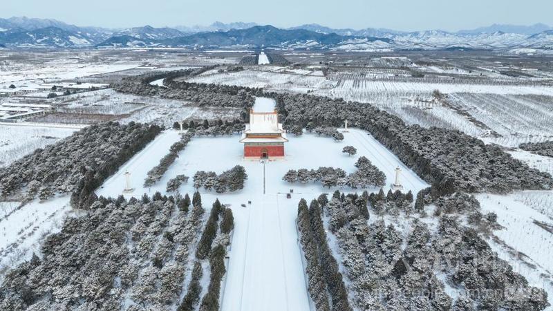 河北遵化:雪落清东陵 美景如画卷-人民图片网