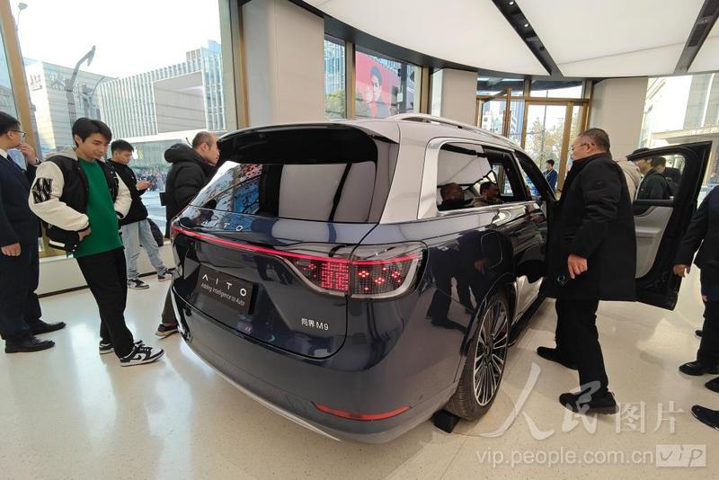 上海:问界M9车型亮相华为专卖店-人民图片网