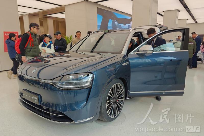上海:问界M9车型亮相华为专卖店-人民图片网