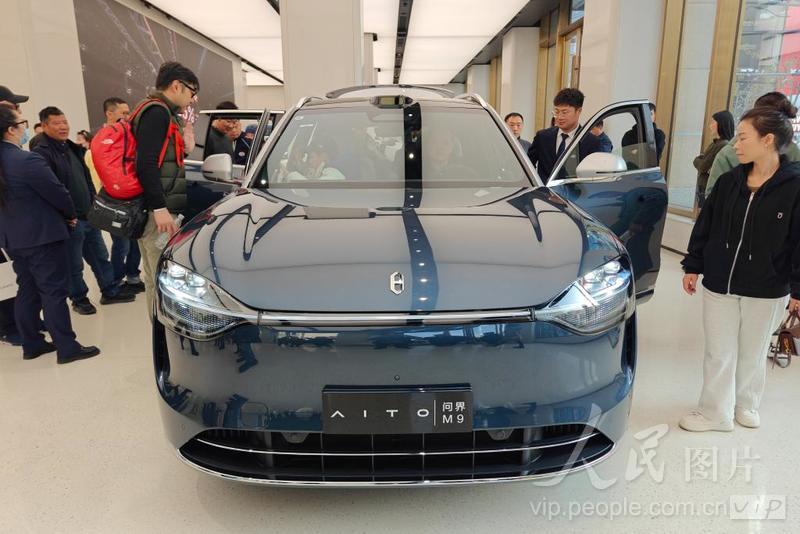 上海:问界M9车型亮相华为专卖店-人民图片网