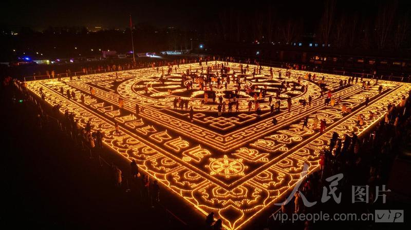 河北承德:燃灯节场面壮观-人民图片网