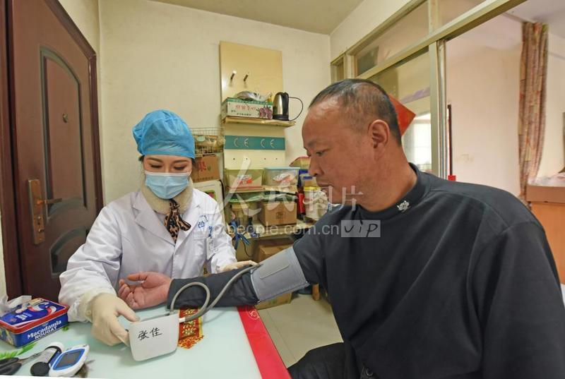 浙江仙居：家庭医生上门服务-人民图片网