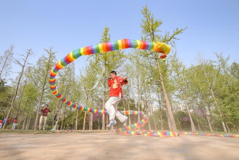河北邯郸:空竹“抖”出健康-人民图片网