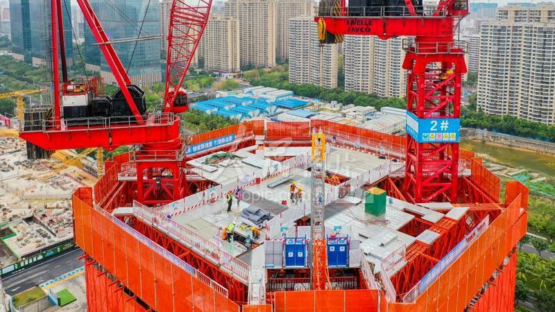 海南首台“空中造楼机”安装完成-人民图片网