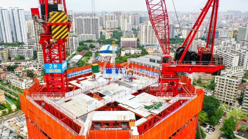 海南首台“空中造楼机”安装完成-人民图片网