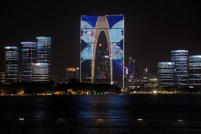 江苏：“东方之门”成古城苏州新景观-人民图片网