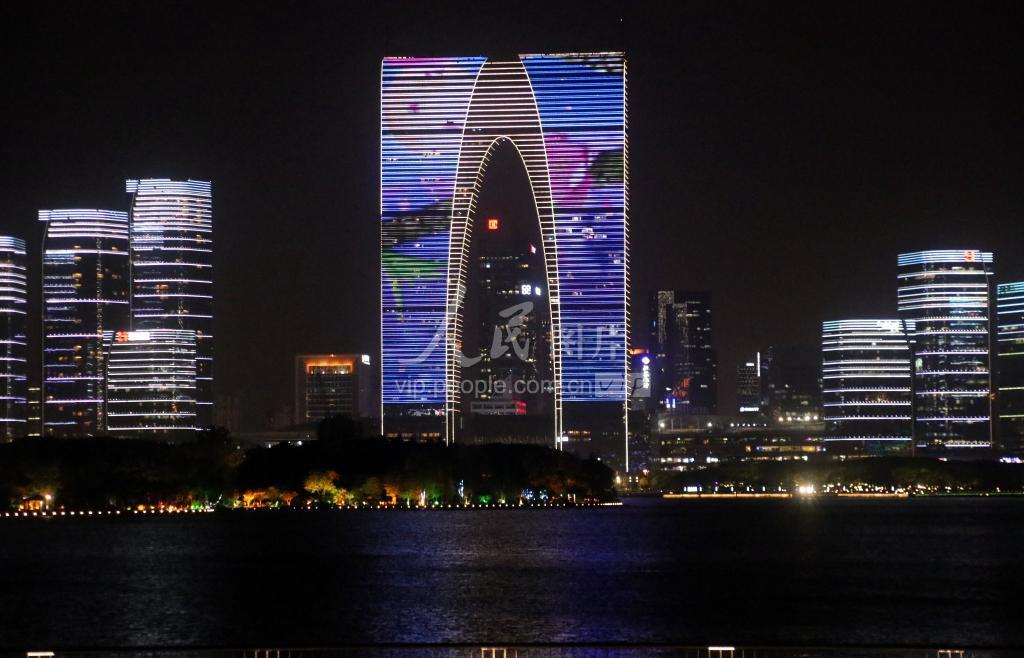 江苏：“东方之门”成古城苏州新景观-人民图片网
