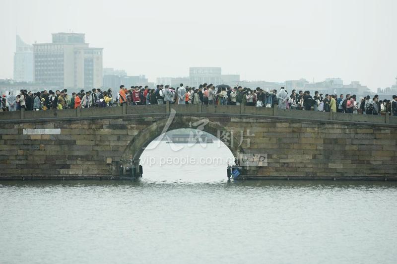 浙江杭州：西湖游人如织-人民图片网