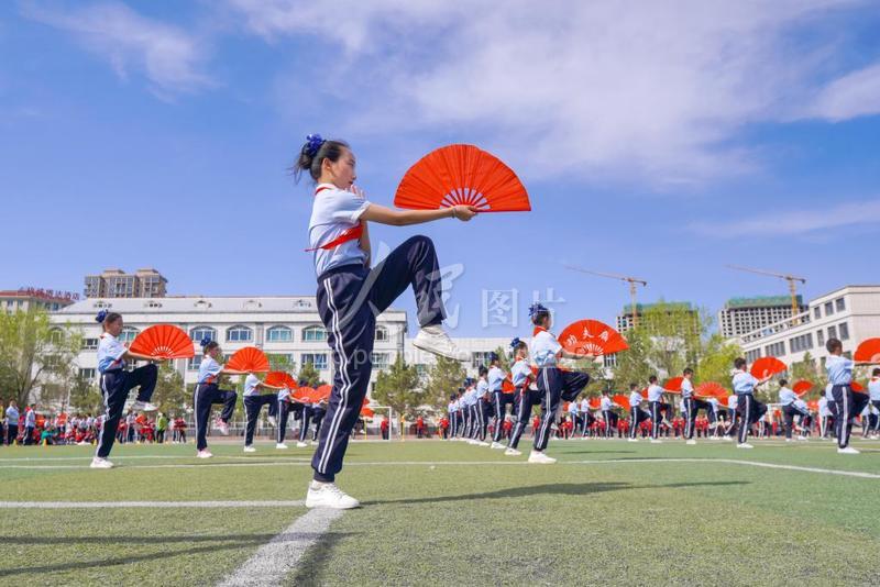 新疆昌吉:功夫扇“舞动”校园-人民图片网
