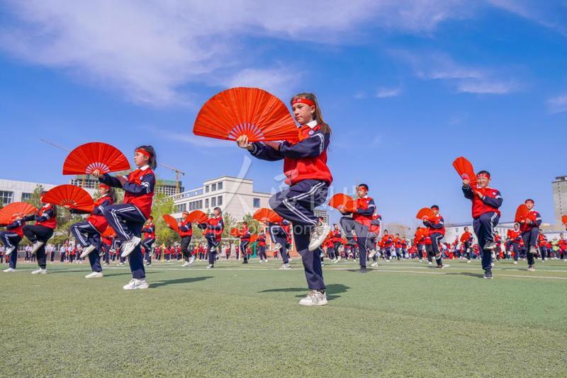 新疆昌吉:功夫扇“舞动”校园-人民图片网