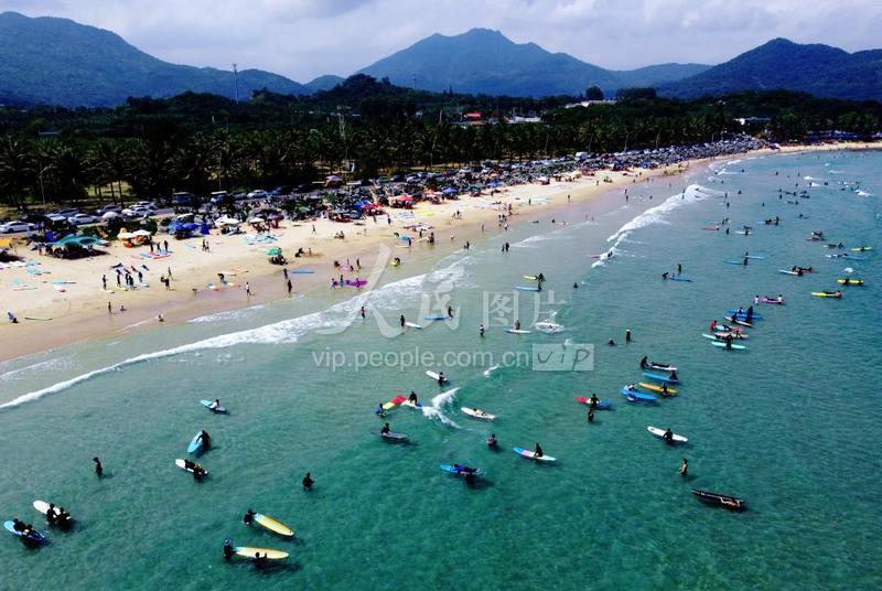 海南万宁:激情冲浪 快乐假日-人民图片网