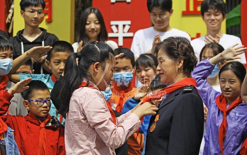安徽芜湖:讲劳模故事 树劳模精神-人民图片网