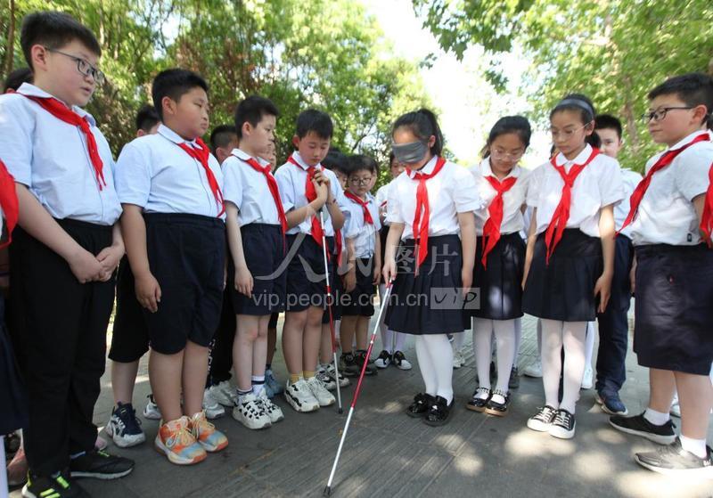 江苏徐州:小学生体验走盲道-人民图片网