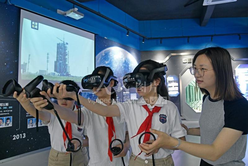 江苏常州：VR虚拟技术进课堂-人民图片网