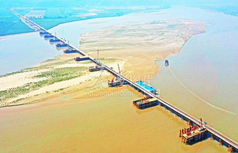 河南焦作:沁伊高速孟州黄河特大桥建设如火如荼-人民图片网