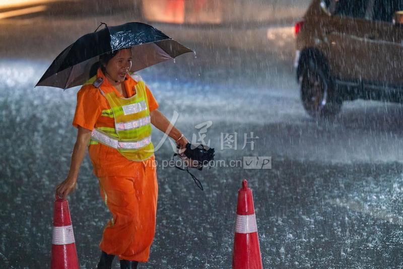 重庆:环卫工人冒雨作业-人民图片网