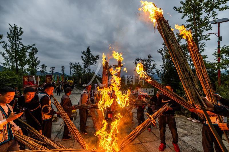 贵州毕节：火把“点亮”彝寨旅游-人民图片网