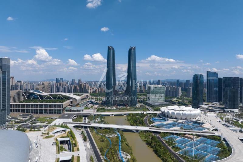 杭州:航拍杭州第一高楼杭州之门-人民图片网