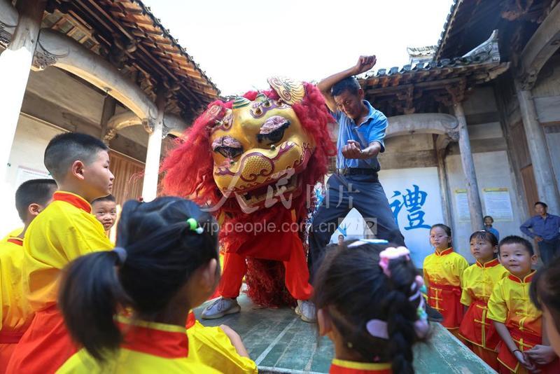 安徽黄山:学非遗舞狮 过快乐暑假-人民图片网