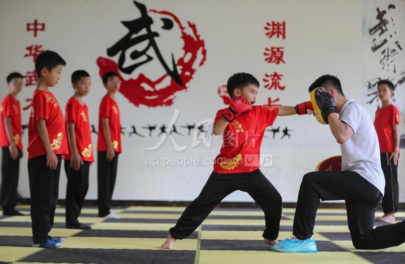 贵州开阳:习武强身 乐享暑假-人民图片网