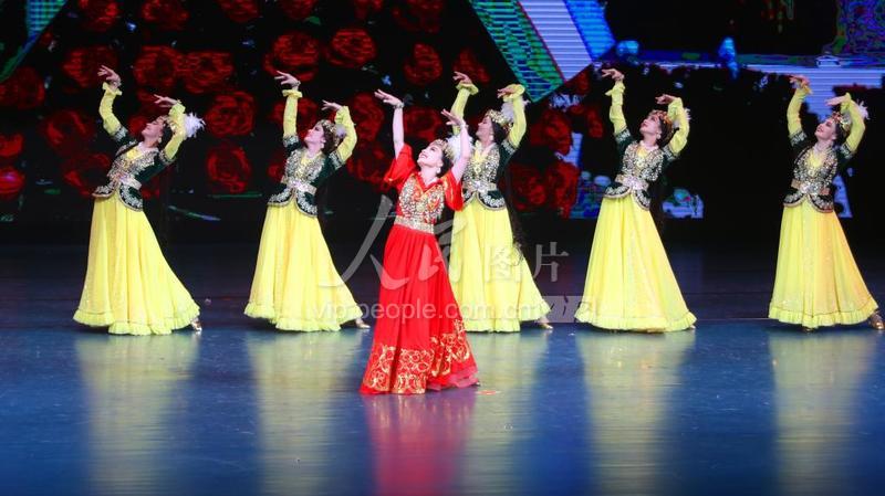 新疆乌鲁木齐:歌舞晚会《我们共同的家园》精彩上演-人民图片网