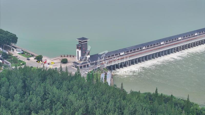 江苏淮安:洪泽湖三河闸今年首次开闸泄流-人民图片网