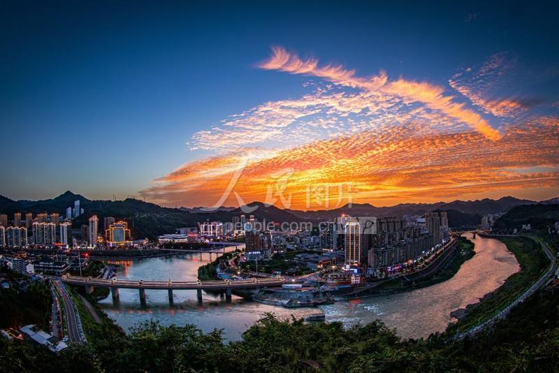 湖北竹山:绚丽晚霞美如画-人民图片网