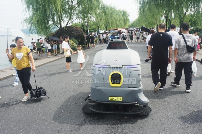 智能扫地机器人亮相杭州西湖 吸引游客好奇目光-人民图片网
