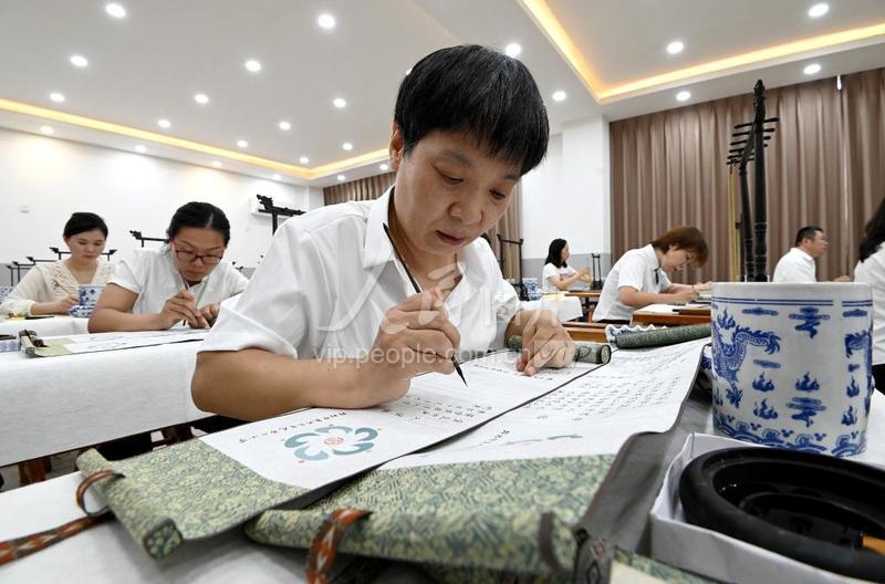 河北邯郸:手书通知书 墨香润童心-人民图片网