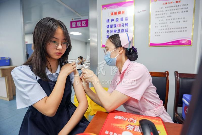 江西瑞昌:为适龄女生免费接种HPV疫苗-人民图片网