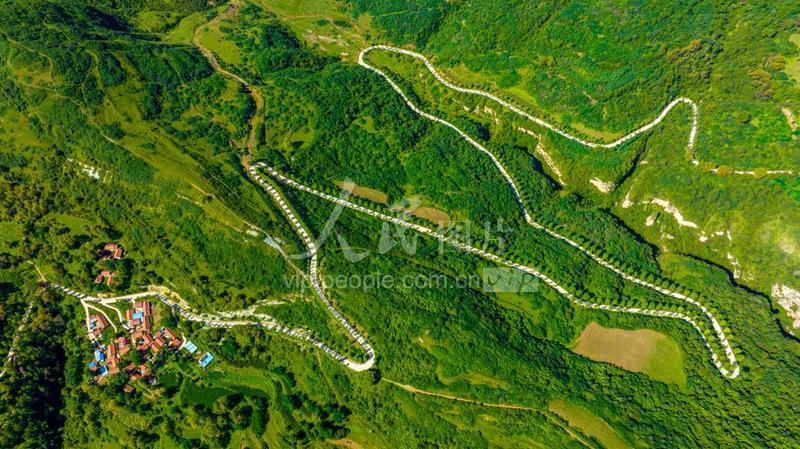 甘肃平凉:乡村公路蜿蜒通农家-人民图片网