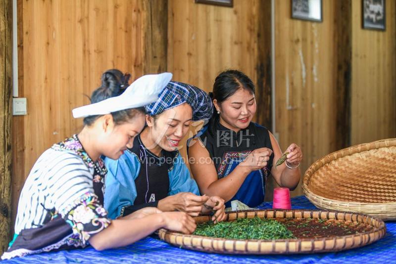 贵州贞丰:手工“娘娘茶”-人民图片网