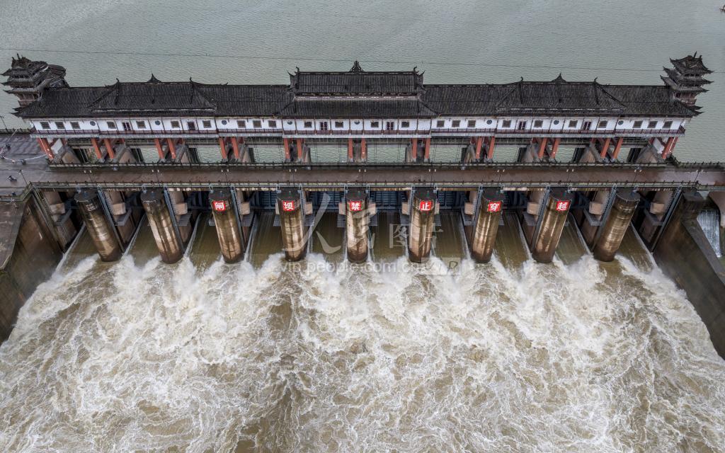 重庆:开闸泄洪应对强降雨-人民图片网