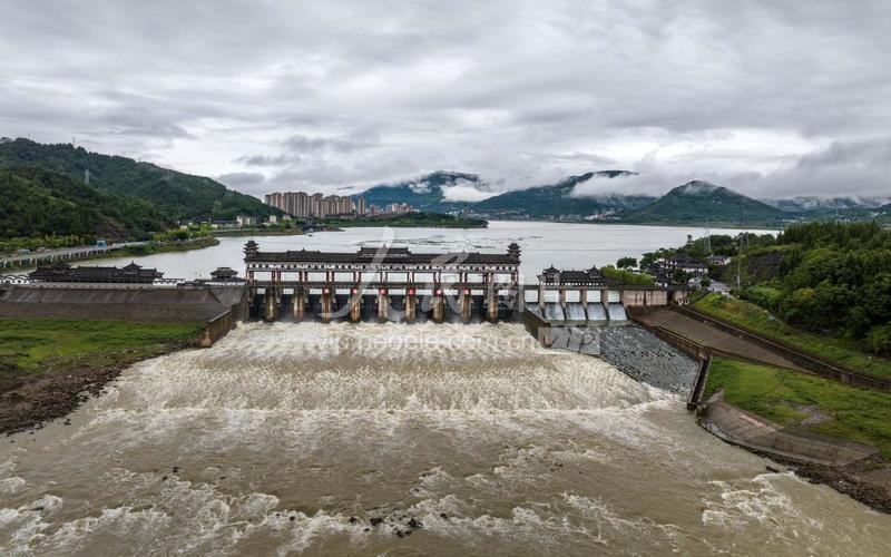 重庆:开闸泄洪应对强降雨-人民图片网