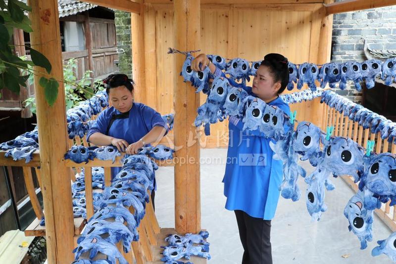 贵州榕江:“村超”吉祥物生产助增收-人民图片网
