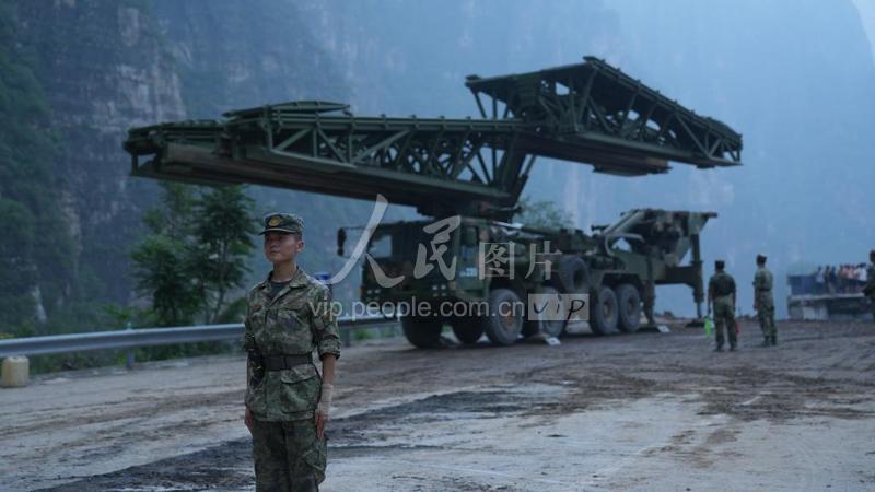 中部战区陆军第82集团军某工兵旅赶赴灾区抢通救援“生命线”-人民图片网