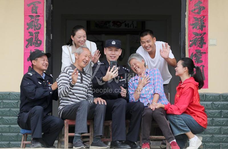 湖北荆门:空巢老人与子女“云团聚”-人民图片网