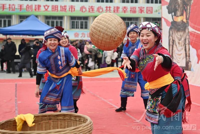 广西罗城：抢“竹球”迎新春-人民图片网