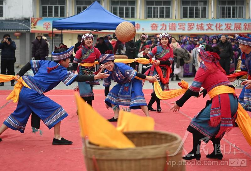 广西罗城：抢“竹球”迎新春-人民图片网