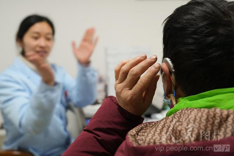 重庆北碚:为听障人士免费适配助听器-人民图片网