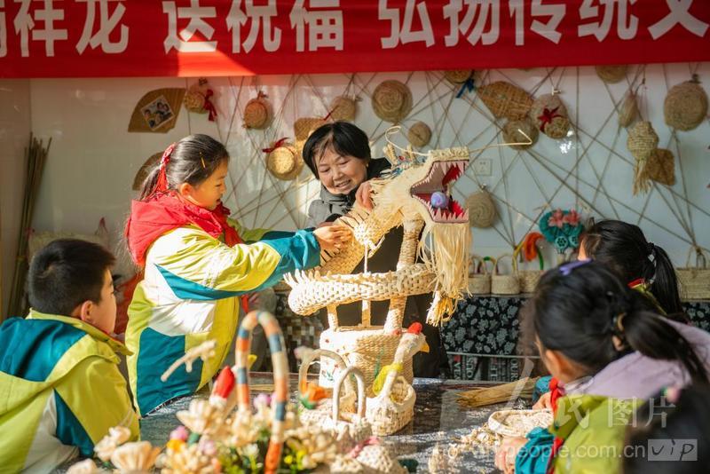 江苏宿迁:学习草编 喜迎新春-人民图片网