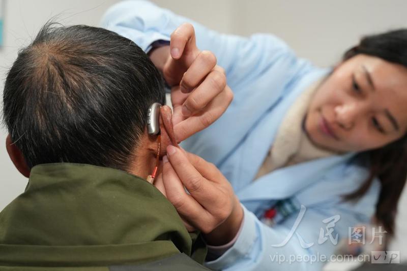 重庆北碚:为听障人士免费适配助听器-人民图片网