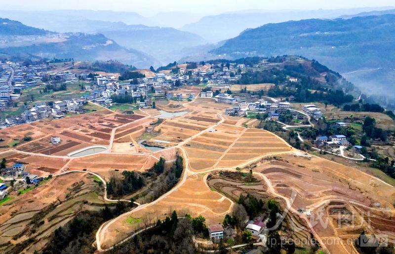 02图片说明:2024年1月4日,四川省巴中市通江县,俯瞰正在建设中铁佛镇