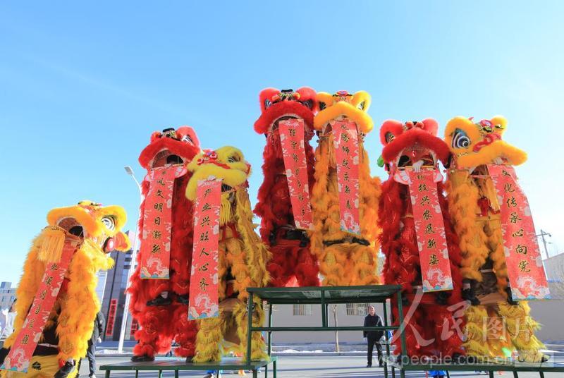 甘肃嘉峪关:非遗社火表演过大年-人民图片网