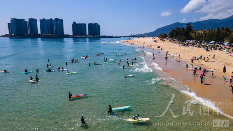海南万宁:新春时节冲浪欢-人民图片网